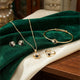 Ensemble de bijoux en or anti-ternissement en forme de trèfle à quatre feuilles – Couleur durable et résistante à l'oxydation, orné de pierres CZ noires et transparentes (ensemble de 5 pièces)